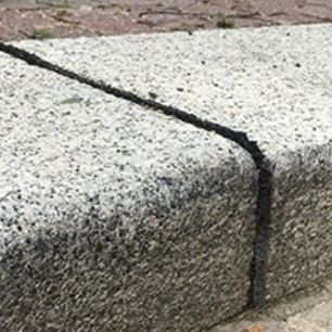 Dehnscheiben für den Straßenbau Dehnscheiben für Bordsteine und Rinnensysteme im Straßenbau, zugeschnitten mit Schwenkarmstanzen